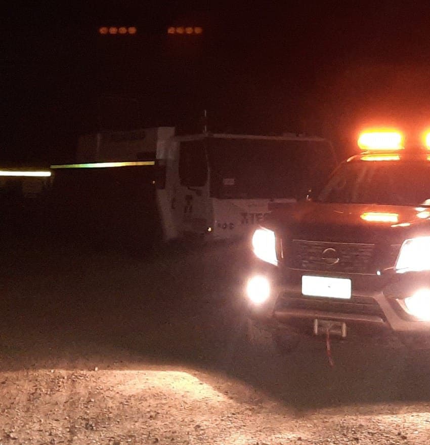 Vehículo de patrullaje nocturno con luces de emergencia