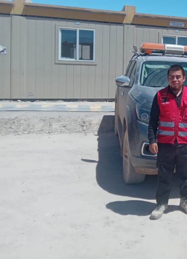Guardia de seguridad junto a vehículo de patrullaje en instalación