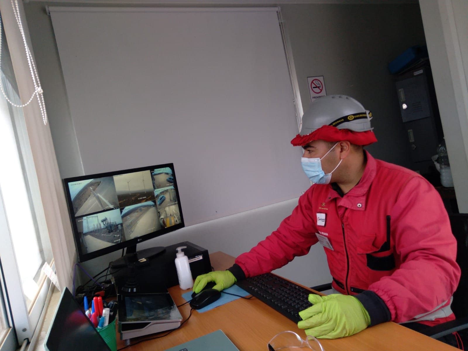 Operador supervisando pantallas de videovigilancia